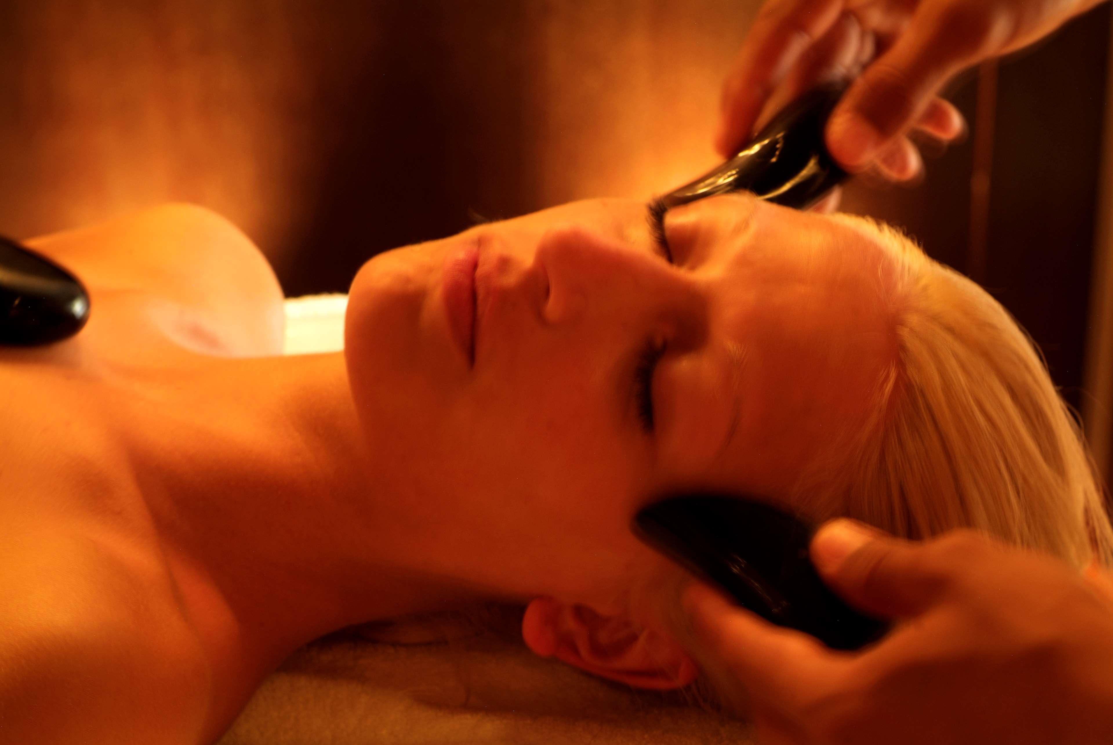 Radisson Blu Palace Resort & Thalasso, Djerba Mezraia Ngoại thất bức ảnh A woman receiving a facial stone massage