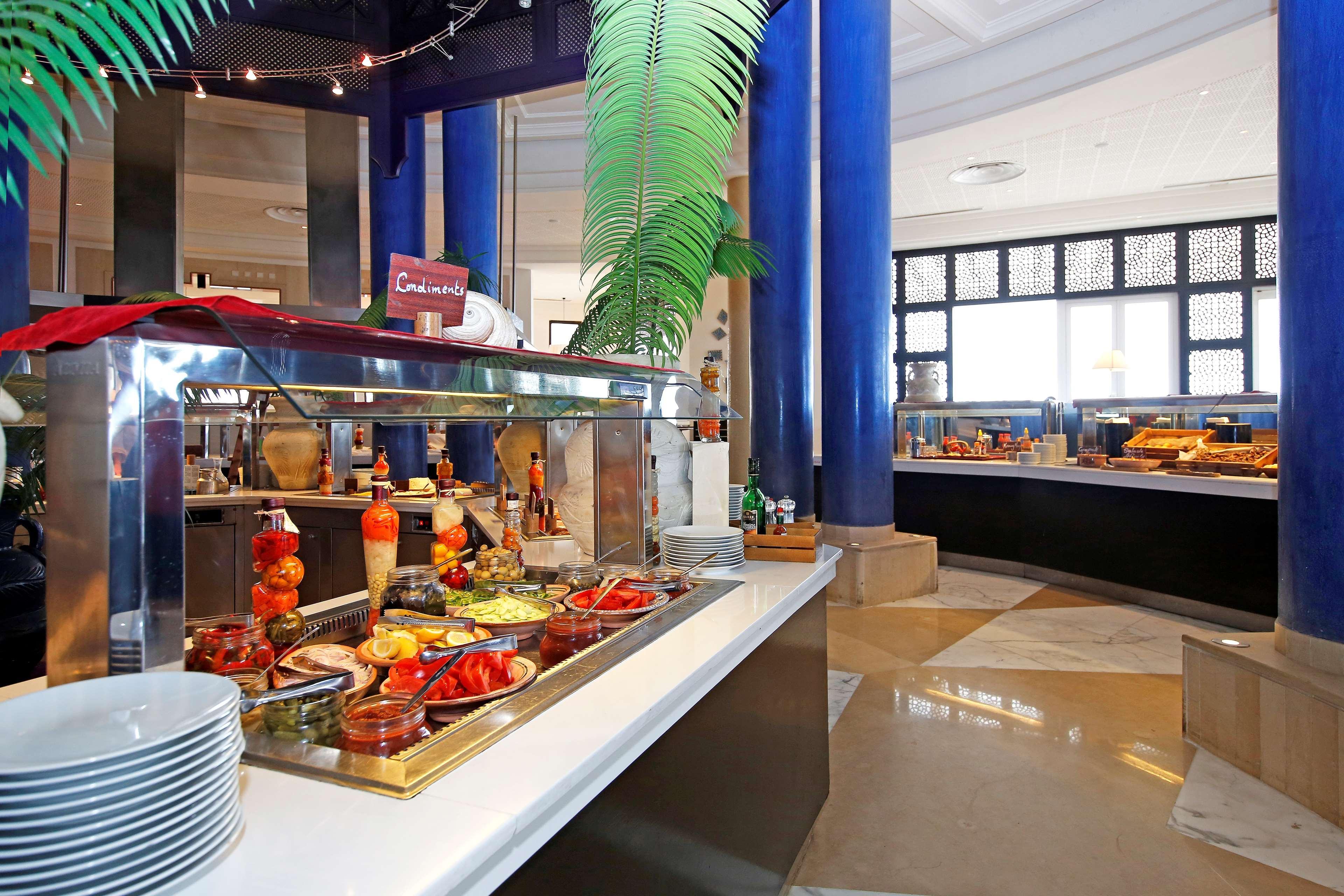 Radisson Blu Palace Resort & Thalasso, Djerba Mezraia Ngoại thất bức ảnh A buffet at a hotel