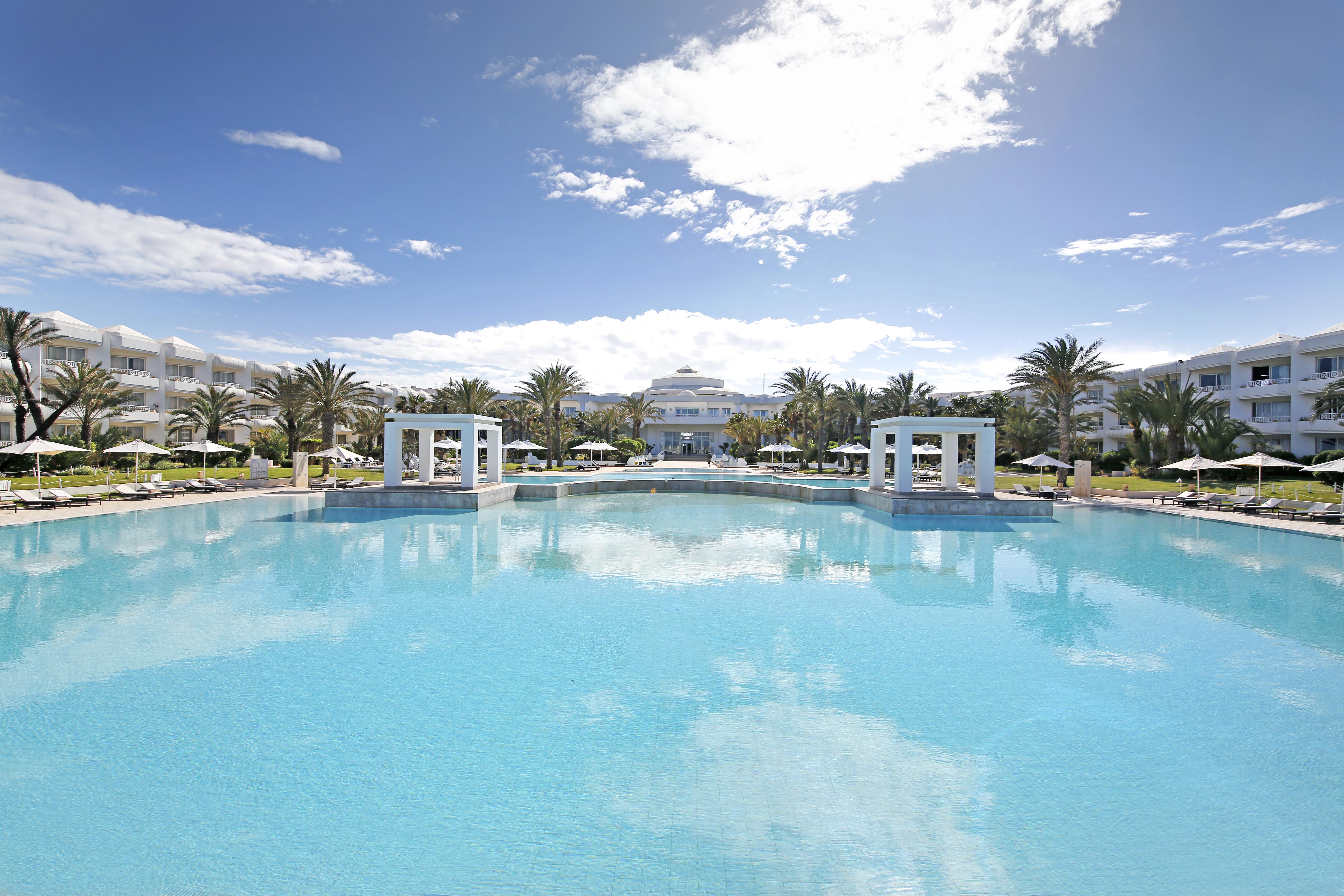 Radisson Blu Palace Resort & Thalasso, Djerba Mezraia Ngoại thất bức ảnh The swimming pool at the hotel