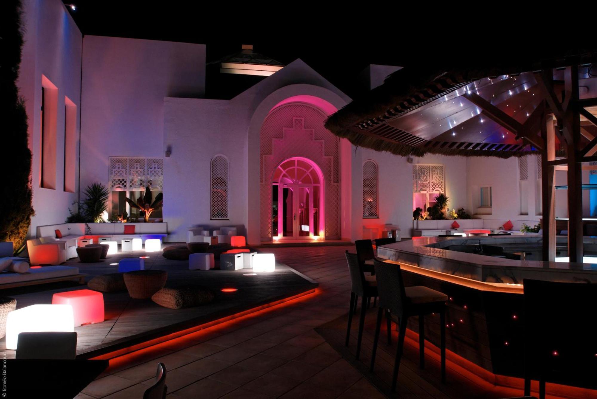 Radisson Blu Palace Resort & Thalasso, Djerba Mezraia Ngoại thất bức ảnh The bar at the nightclub
